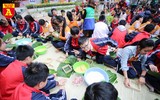 Học sinh Hà Nội thích thú thi gói bánh chưng, giã bánh dày, viết thư pháp